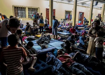 Así pasan la noche los migrantes de la caravana que buscan el sueño americano