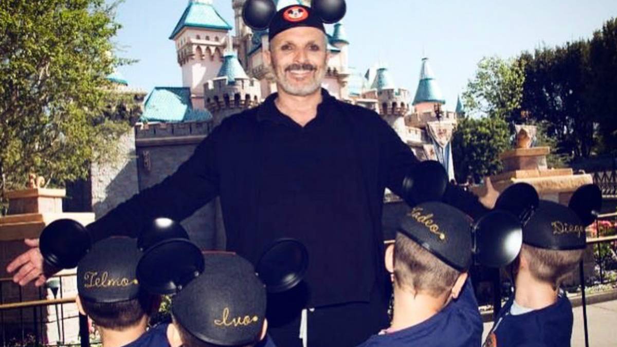 Bosé, con sus cuatro hijos en Disneyland en 2017.