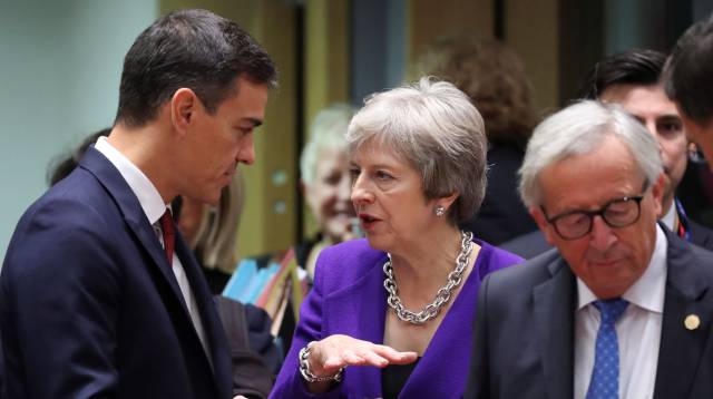 Sánchez, junto a May y Juncker, esta mañana.