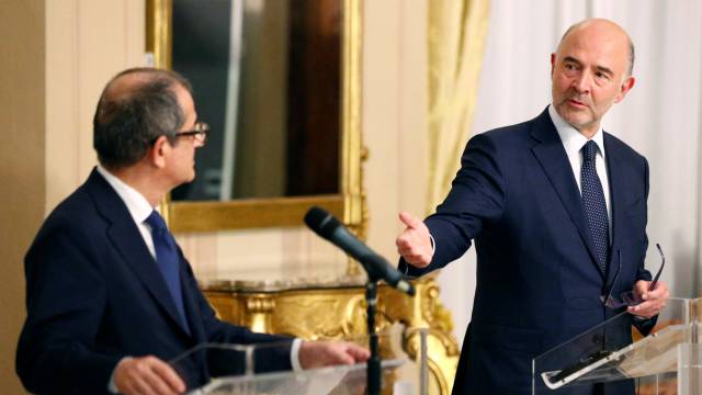 El comisario Moscovici (dcha.), y el ministro italiano Tria, en Roma.