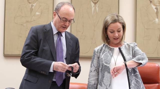 Luis Maria Linde, junto con Ana Oramas, en el Congreso.