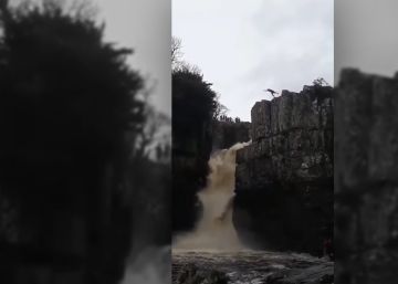 Un aficionado a los saltos de riesgo se arrepiente tras precipitarse por una cascada de 22 metros