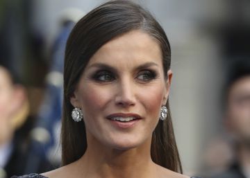 La reina Letizia se viste de Armani, Zara y Felipe Varela en los premios Princesa de Asturias