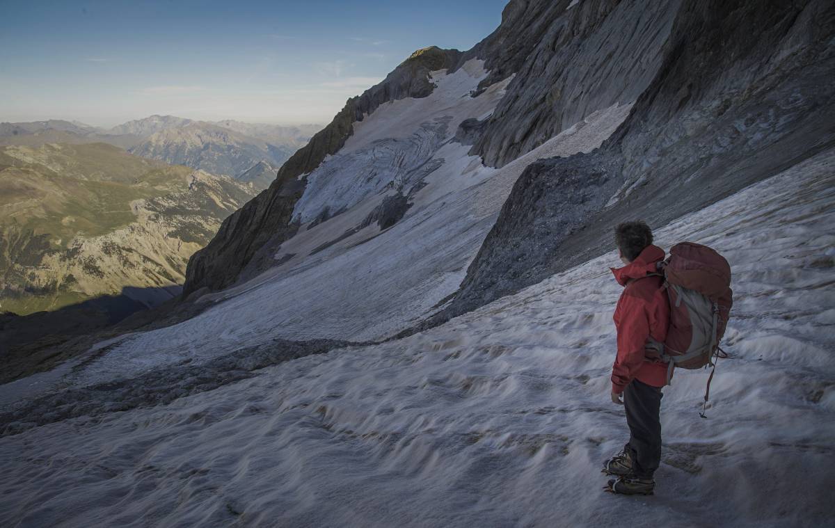 El investigador Ignacio López-Moreno observa el glaciar, situado en los Pirineos.