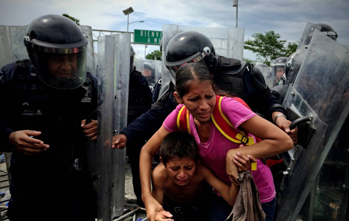 Los migrantes rompen el cerco policial en la frontera entre México y Guatemala.
