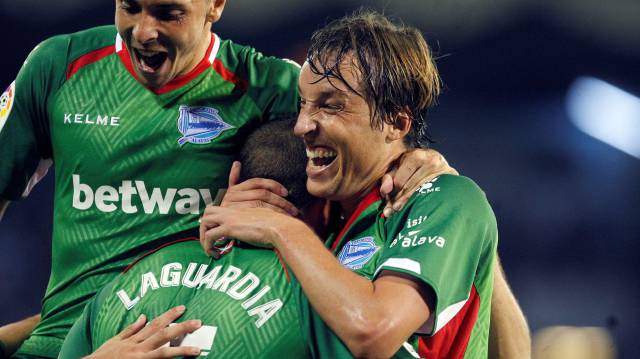 Tomás Pina celebra con sus compañeros el gol del Alavés en Vigo.