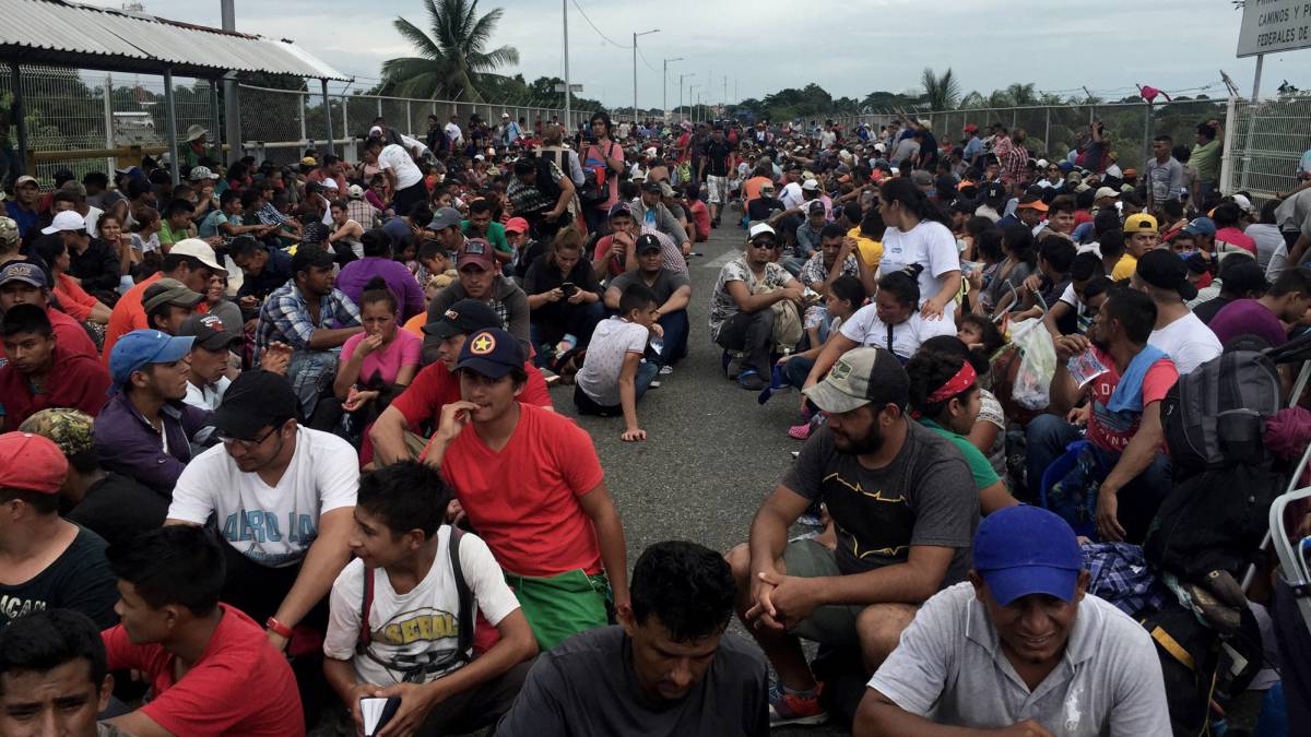 Migrantes, en el puente sobre el Suchiate.