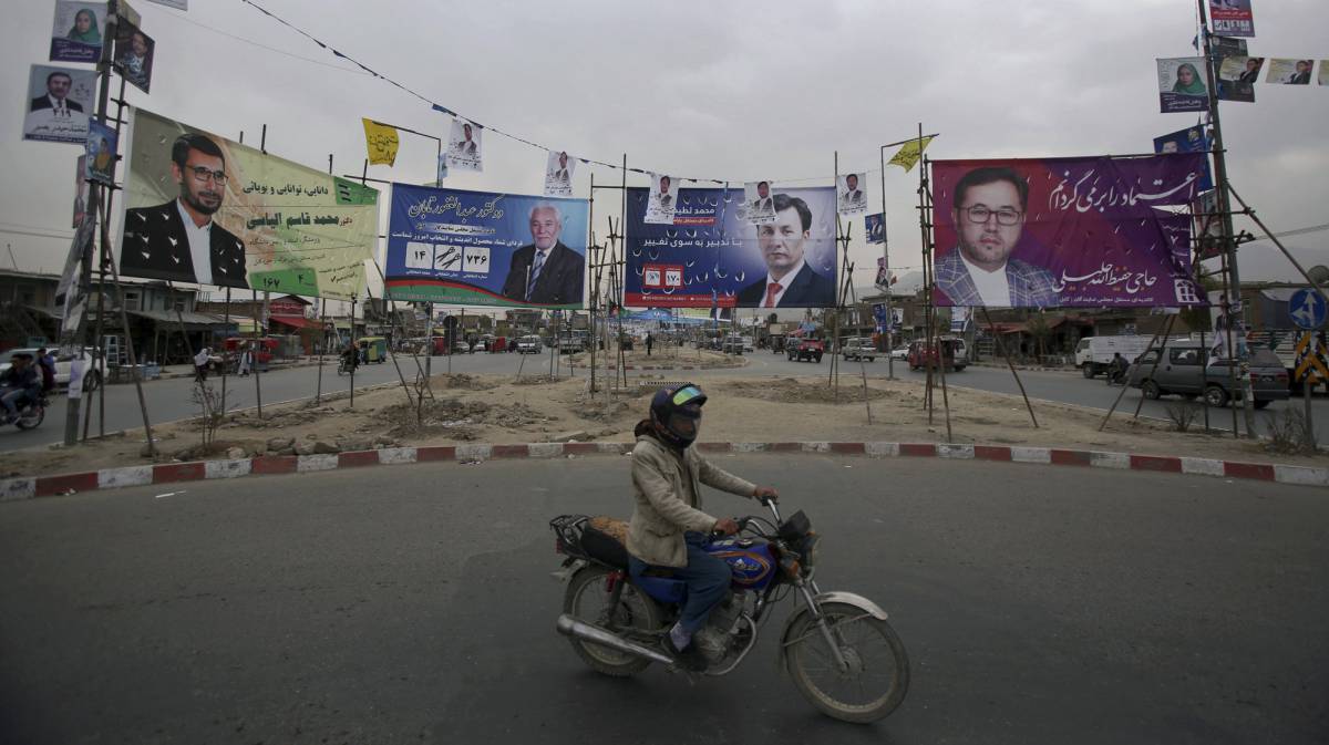 Carteles de campaña en Kabul.