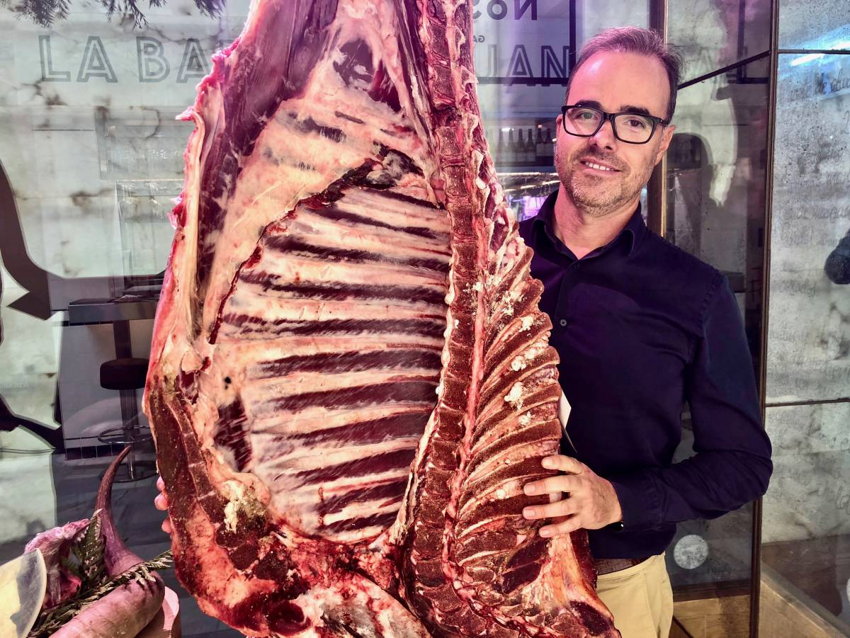 CARLOS RODRÍGUEZ CON UN COSTILLAR DE VACUNO CACHENA CAPEL