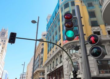 La Gran Vía de Madrid estrena diseño de semáforos, árboles y bancos