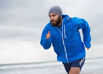 Correr con chubasquero y otros cinco errores evitables que cometemos cuando nos motivamos con el deporte
