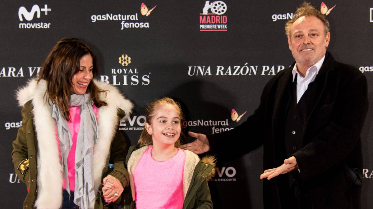 Mafalda Carbonell con sus padres, en Madrid en 2017.