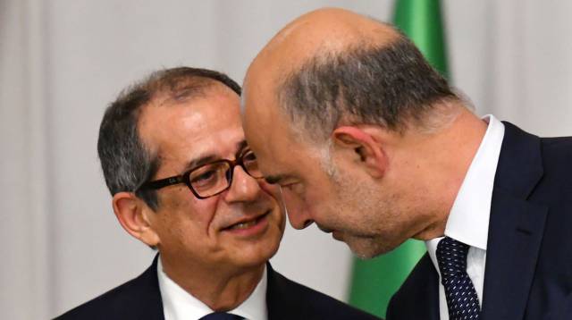 Tria (izq.) y Moscovici, este viernes.
