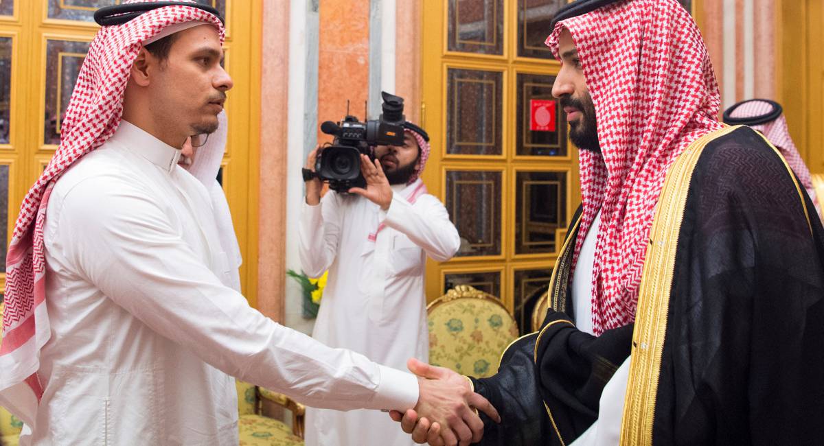 El príncipe heredero saudí (derecha) saluda a uno de los hijos de Khashoggi en Riad.