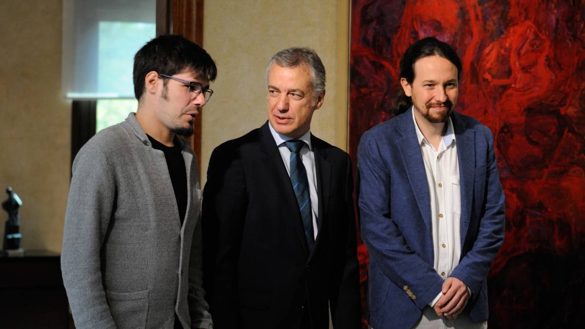 El lehendakari entre Pablo Iglesias y Lander Martínez.