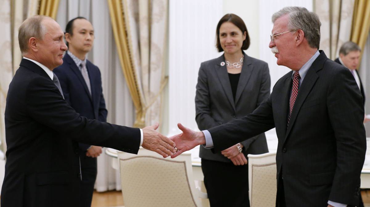 Vladímir Putin y John Bolton, este martes en Moscú.