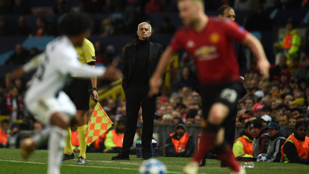 Mourinho contempla una acción del partido.