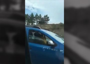 La policía investiga a dos personas por mantener relaciones sexuales al volante en una autopista
