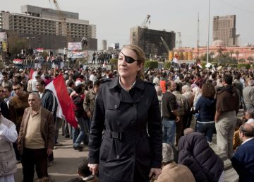 Marie Colvin: las batallas personales y profesionales de una corresponsal de guerra