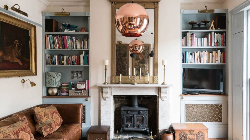 Sofás Chestefield originales y lámparas de Tom Dixon en este apartamento llamado The Georgian en el barrio londinense de Clerkenwell.