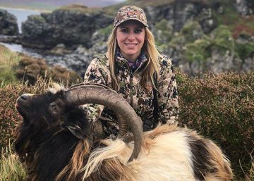 Escocia revisará la ley de caza tras la polémica foto de una presentadora con una cabra muerta
