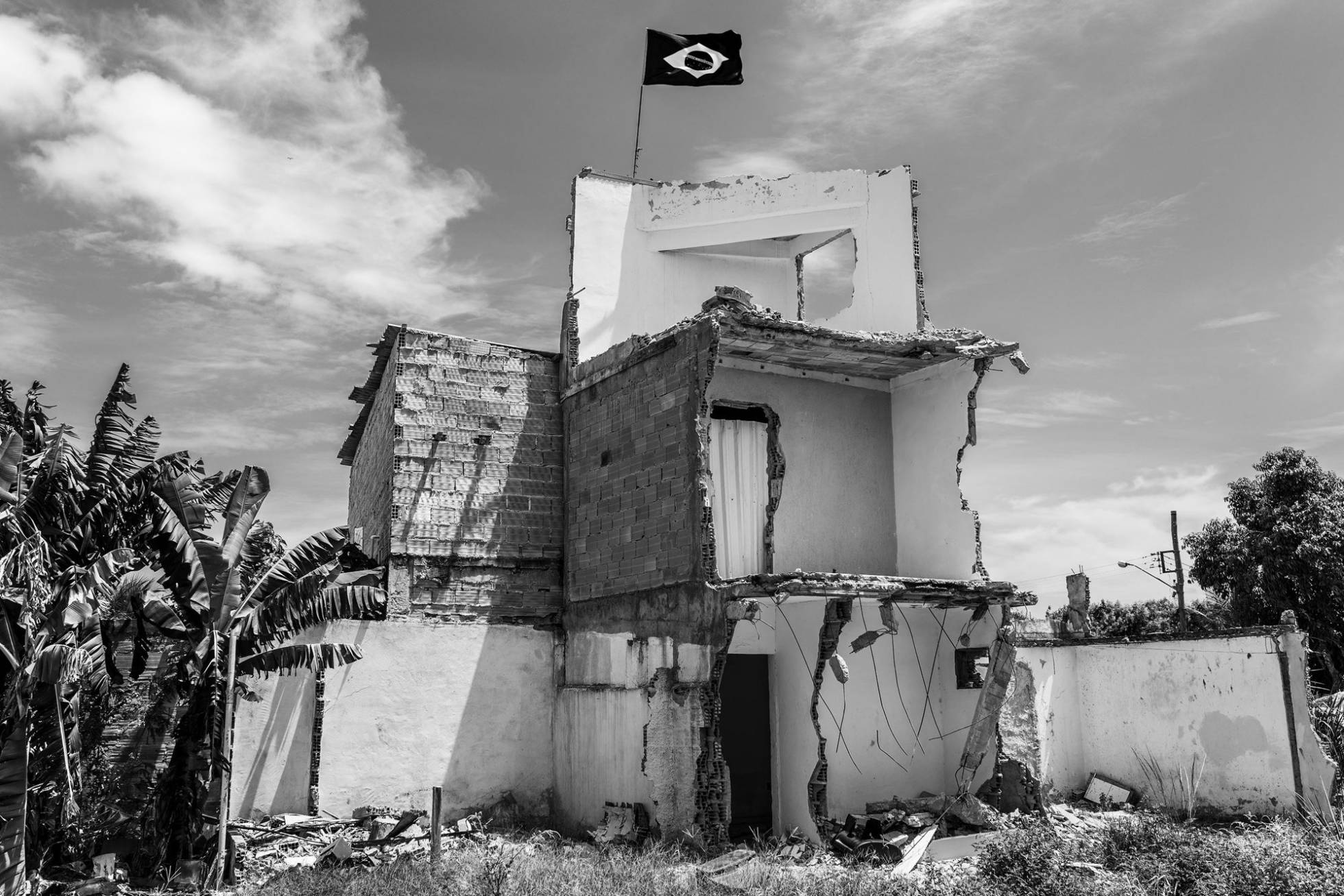 Una bandera de Brasil corona una de las construcciones demolidas de la favela Vila Autódromo para los Juegos Olímpicos de Río (Febrero, 2016).