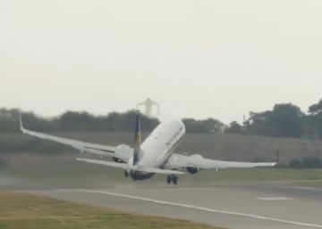 Un avión de Ryanair despega con dificultad en dirección a Lanzarote