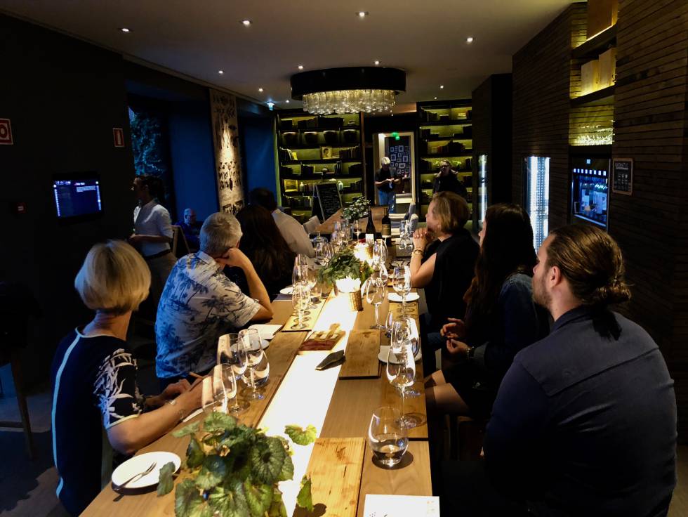 UNA DE LAS CATAS QUE DIARIAMENTE SE IMPARTEN EN SIX SENSES DOURO VALLEY CAPEL