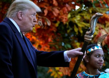 Donald Trump celebra Halloween junto a varios niños en la Casa Blanca, en Washington, el 28 de octubre.