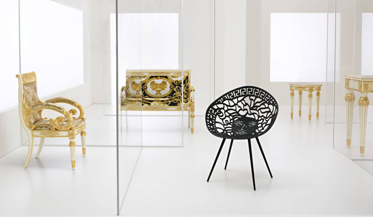 Tapicerías eufóricas, maderas nobles y mitología en la nueva colección de hogar de Versace