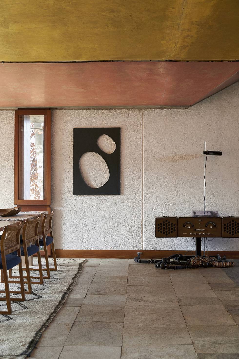 Las únicas obras de arte que hay en la colección de Casa Tabarelli son piezas abstractas. Reflejan el gusto de sus propietarios, pero también el de Carlo Scarpa, un intelectual que diseñó las primeras exposiciones italianas de Paul Klee y Piet Mondrian y frecuentó a artistas de su época como Lucio Fontana, Mario de Luigi y Giuseppe Santomaso.