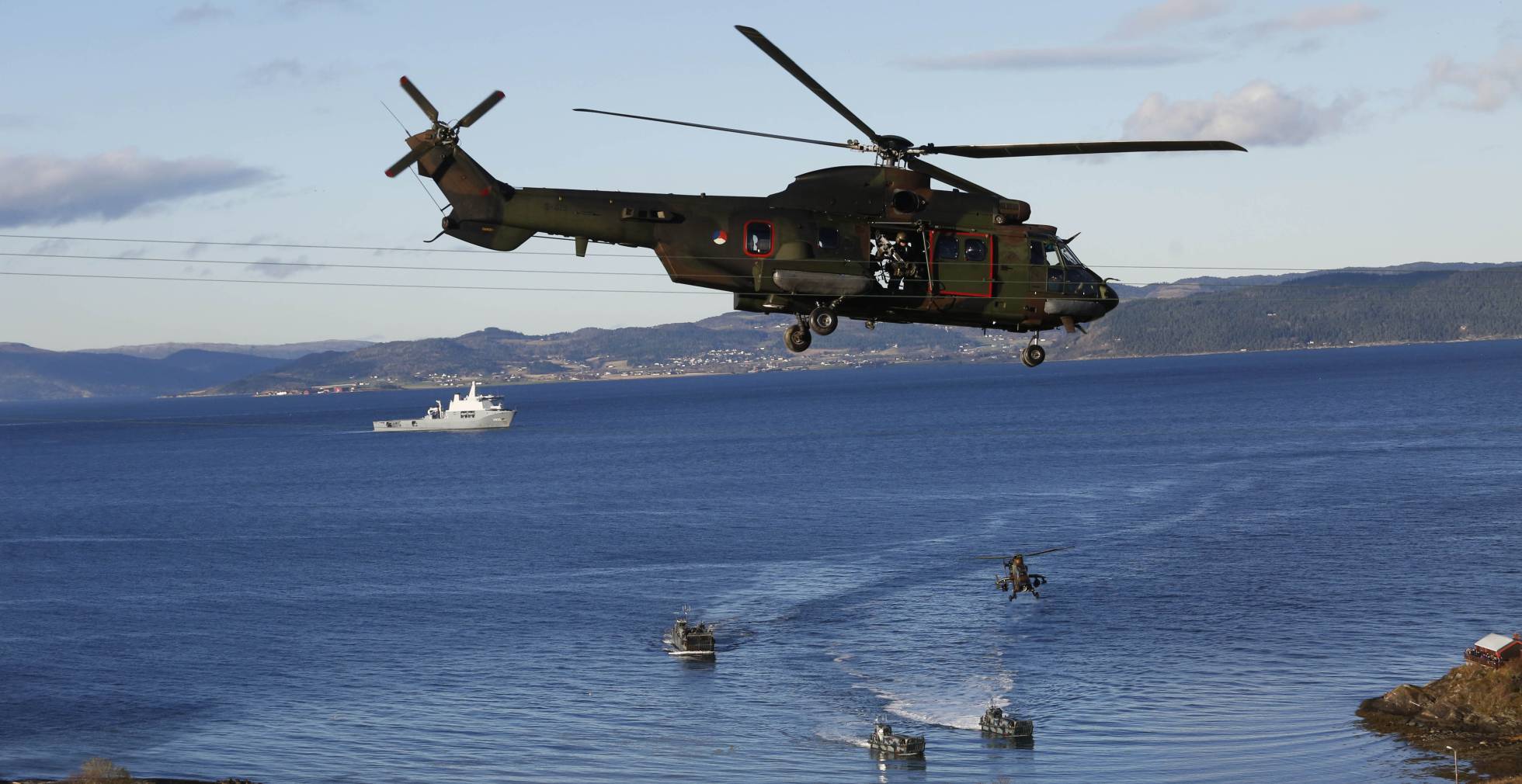 Despliegue militar por mar y aire de las fuerzas durante las maniobras.