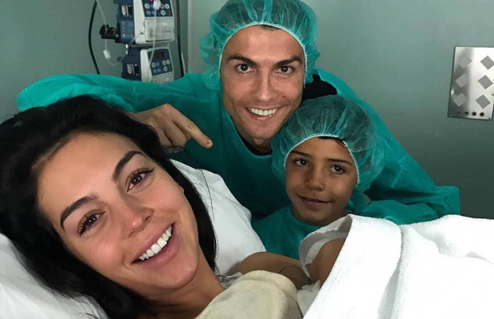 En noviembre de 2017, Cristiano Ronaldo anunció en Instagram la llegada al mundo de su cuarto hijo; el primero junto a Georgina Rodríguez.rn