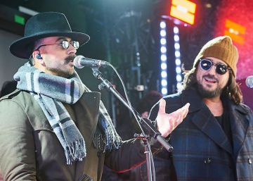 Antonio Orozco y Luis Fonsi se camuflan y dan un concierto sorpresa en Madrid