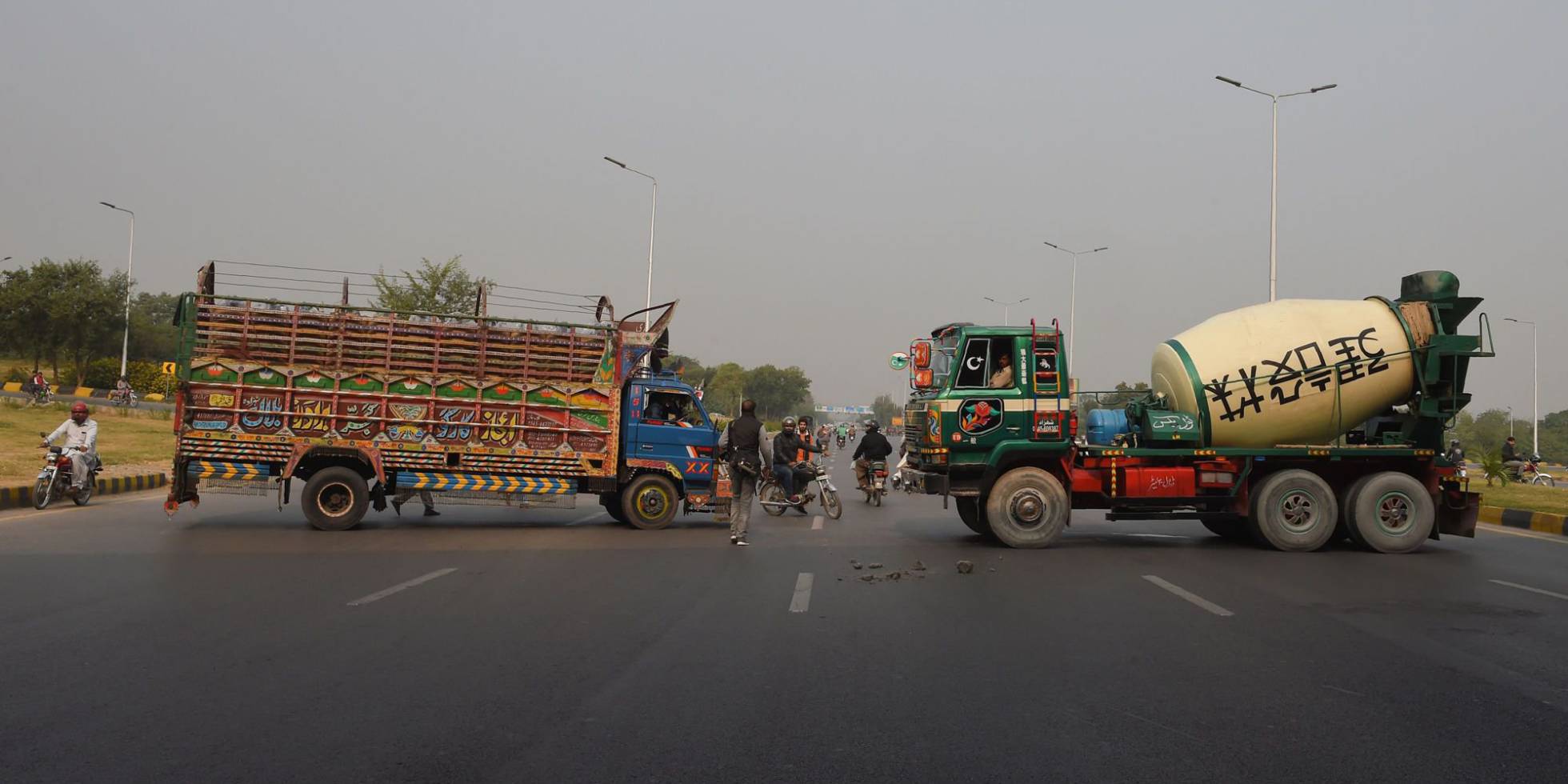 Partidarios de un grupo religioso pakistaní bloquean la carretera de Islamabad.