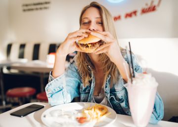 ¿Puedo saltarme la dieta una vez a la semana para hincharme a hamburguesas?