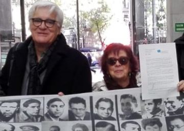 Colectivos de memoria histórica en el Ayuntamiento de Madrid, tras entregar una carta para la alcaldesa, Manuela Carmena, sobre el posible traslado de Franco a La Almudena.