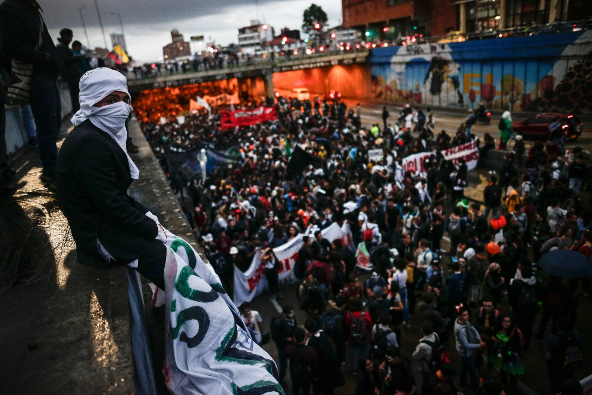 Miles de estudiantes exigen más recursos para la universidad pública en Colombia