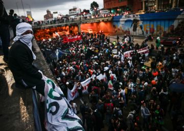 Miles de estudiantes exigen más recursos para la universidad pública en Colombia
