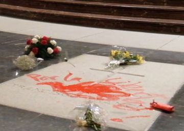 Acción del artista Tenreiro sobre la tumba de Francisco Franco en El Valle de los Caídos.