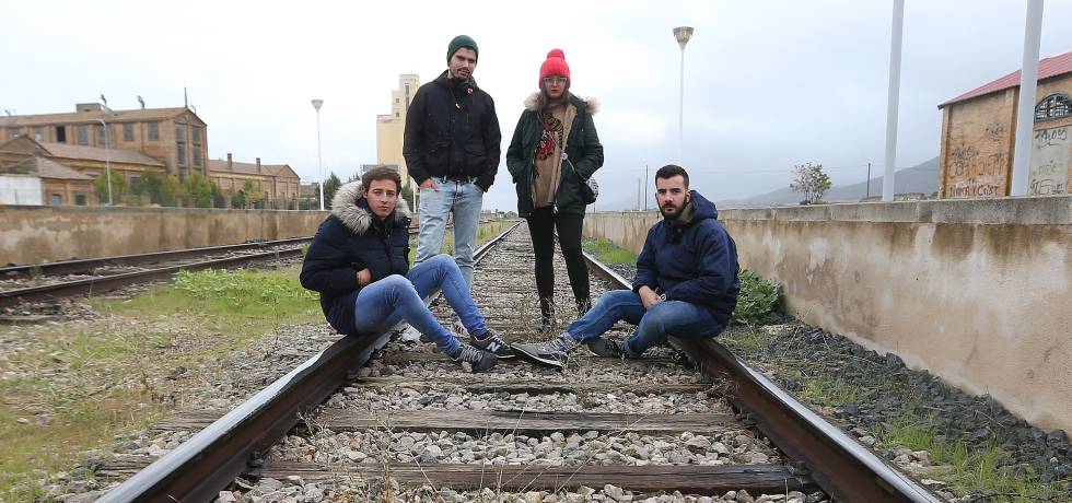 31102018 Llerena (Badajoz). vías del tren con la traviesas de madera. Manuel Toro, Antonio Alcaide, Marta Sevilla y Claudio Millán, jóvenes vecinos del pueblo