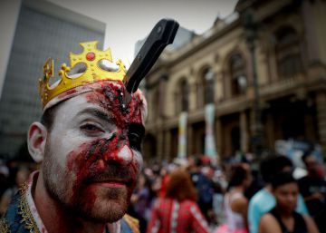 Desfile zombi en el centro de São Paulo para conmemorar el Día de los Muertos