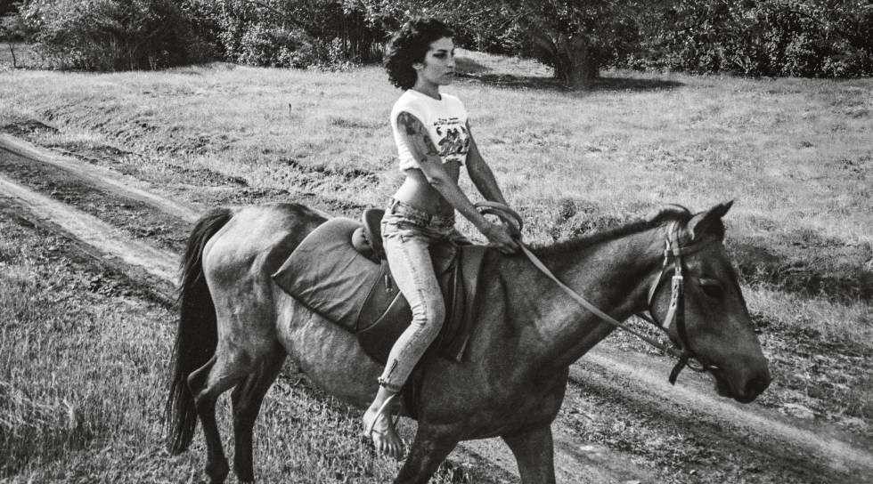 La cantante Amy Winehouse, en otra imagen inédita publicada en el libro 'Amy Winehouse by Blake Wood'.