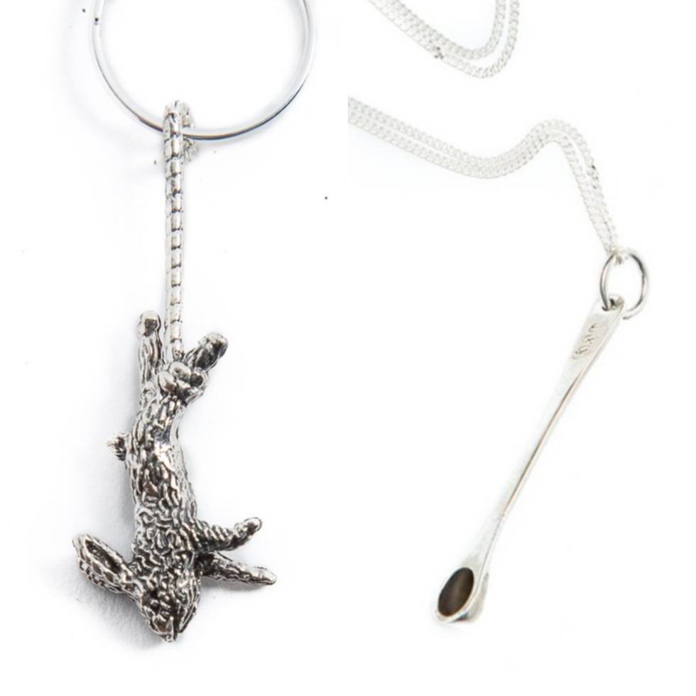 Dos de los accesorios más llamativos de la colección de Enfants Riches Déprimés: el pendiente del que cuelga un conejo y la cucharilla de plata que recuerda a las que usan algunos drogadictos.