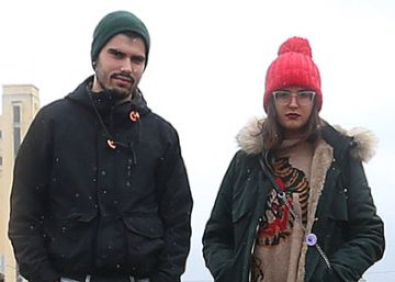 Cuatro jóvenes junto a las vías de tren de Llerena, Badajoz. Las más antiguas de España.
