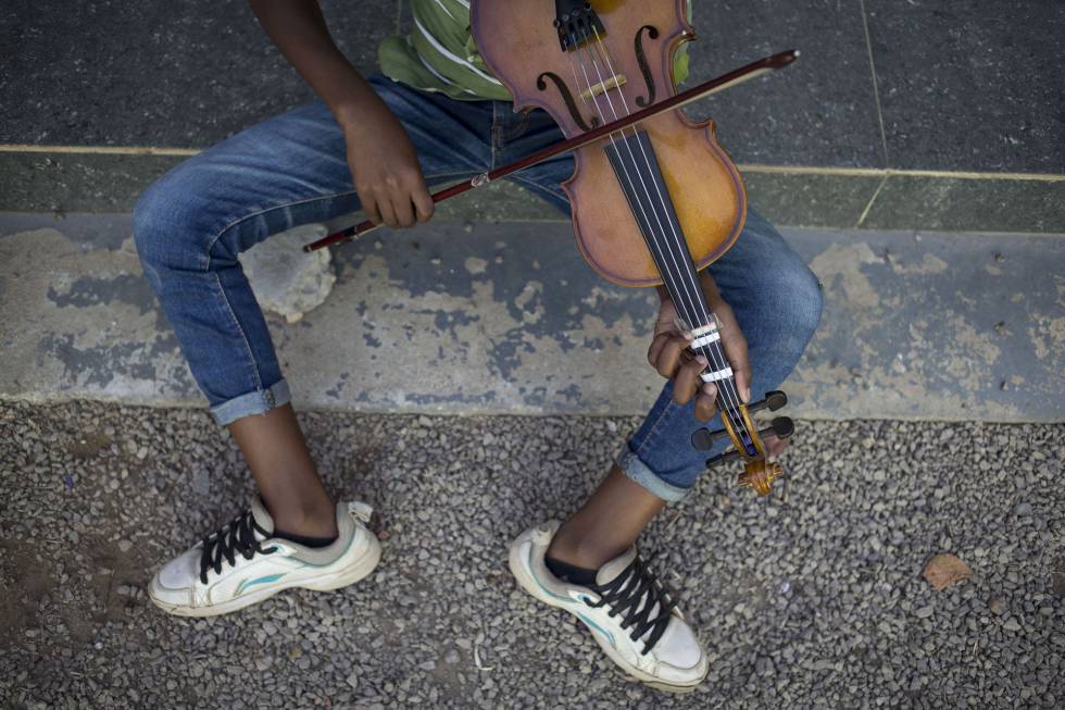 FOTOGALERÍA | La escuela de música Kaposoka brinda la oportunidad a menores de los asentamientos informales de Luanda de aprender solfeo, tocar un instrumento y alejarse de los peligros en la calle.