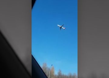 ¿El avión está volando o suspendido en el aire?