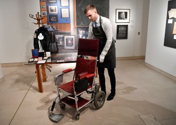 Subastada por 340.000 euros una silla de ruedas que usó Stephen Hawking