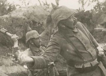 Lanzamiento de granada desde la trinchera, 1915.
