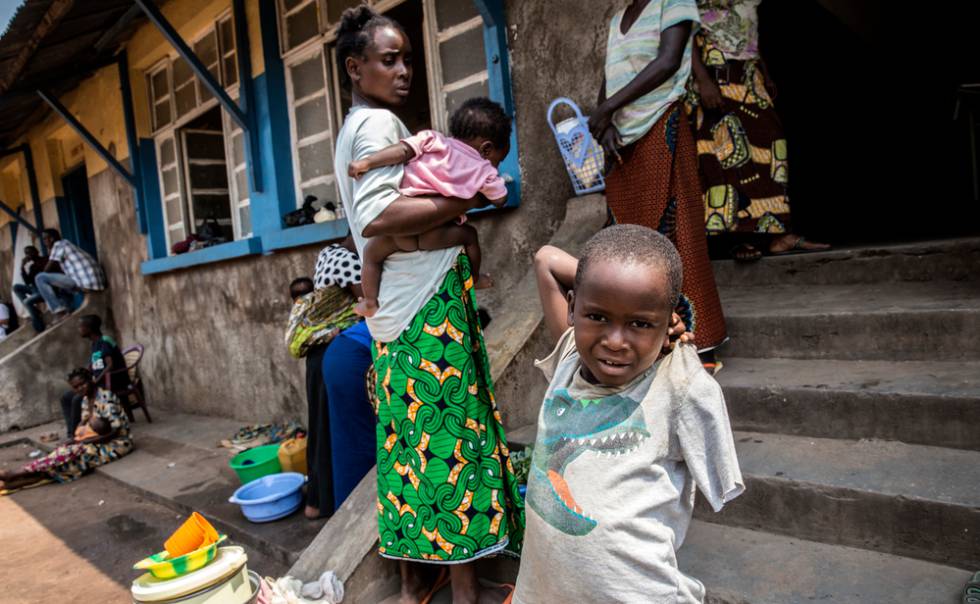 Makila, de siete años, de pie delante del hospital de Tshikapa.